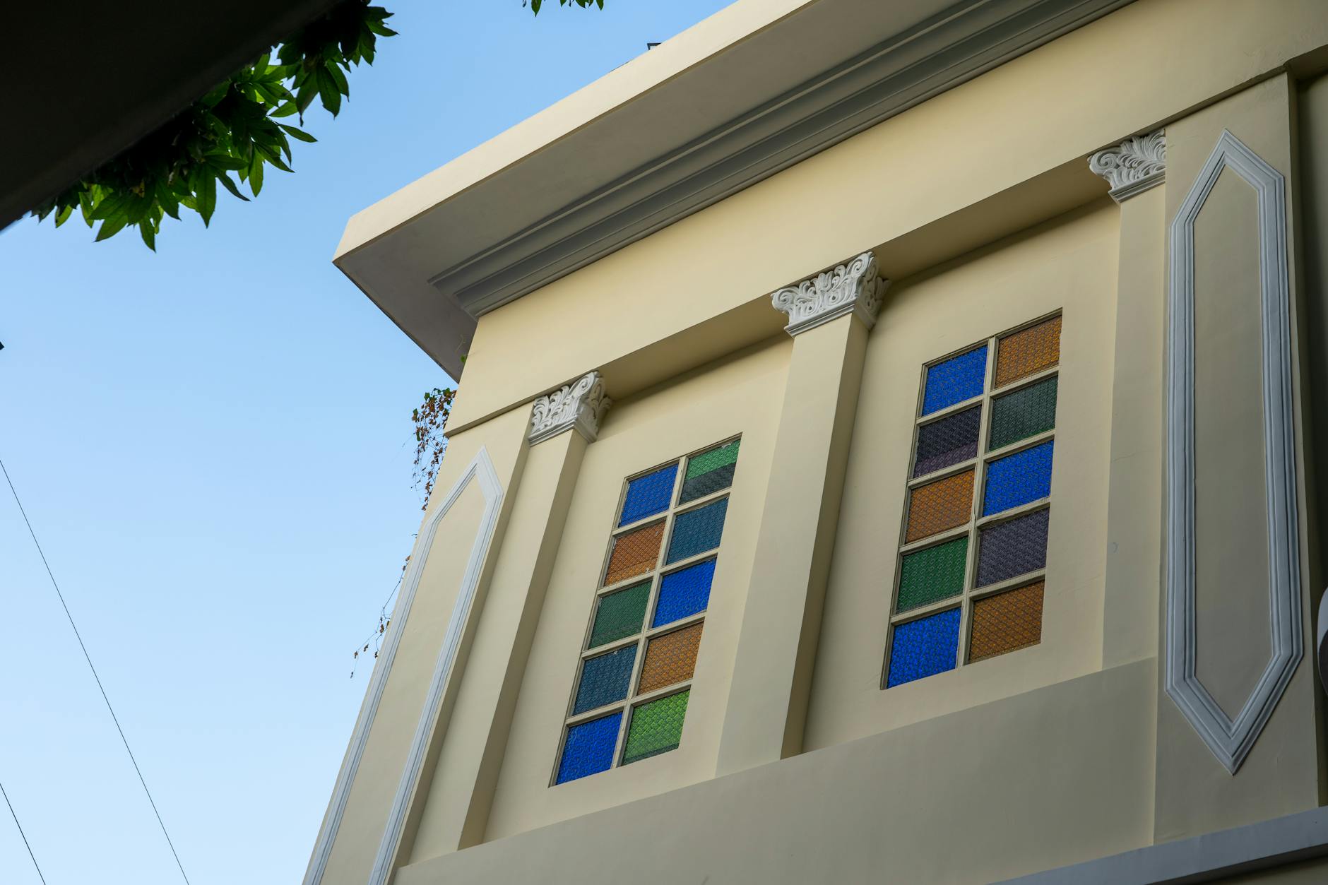 Elewacja eleganckiego budynku z kolorowymi witrażami