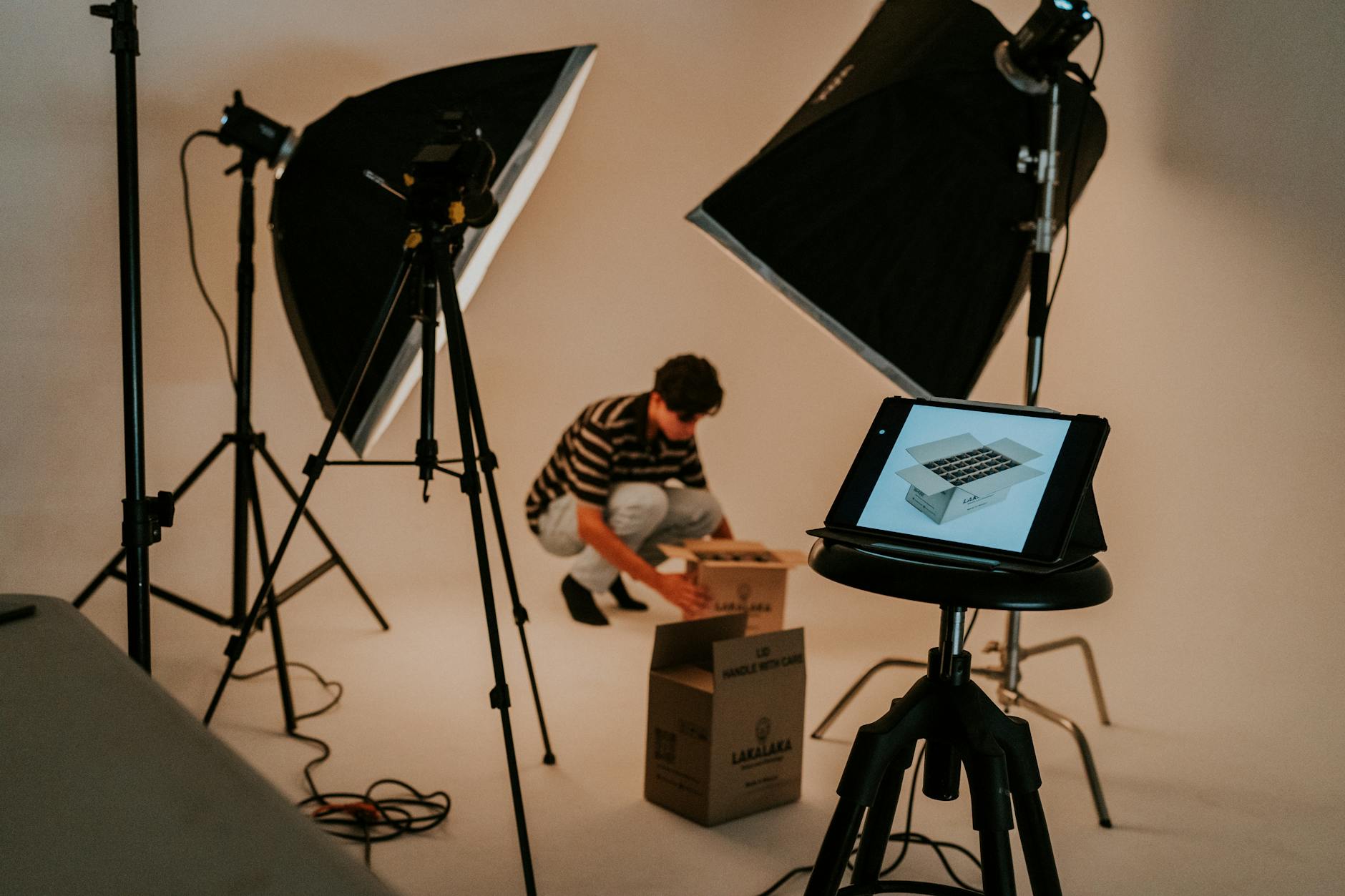 Fotograf przygotowuje sprzęt w studiu z lampami i reflektorami