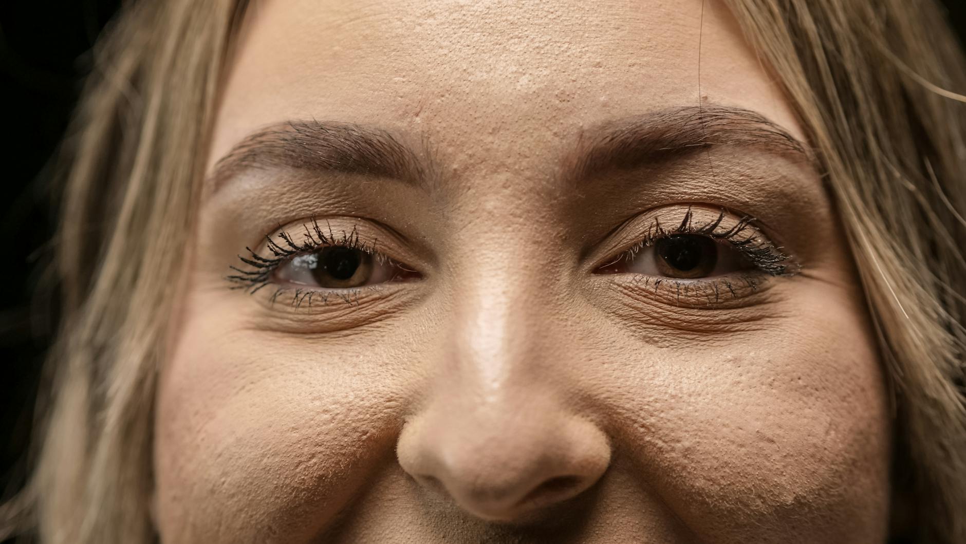 Zbliżenie oczu z makijażem, przykład naturalnego retuszu portretu