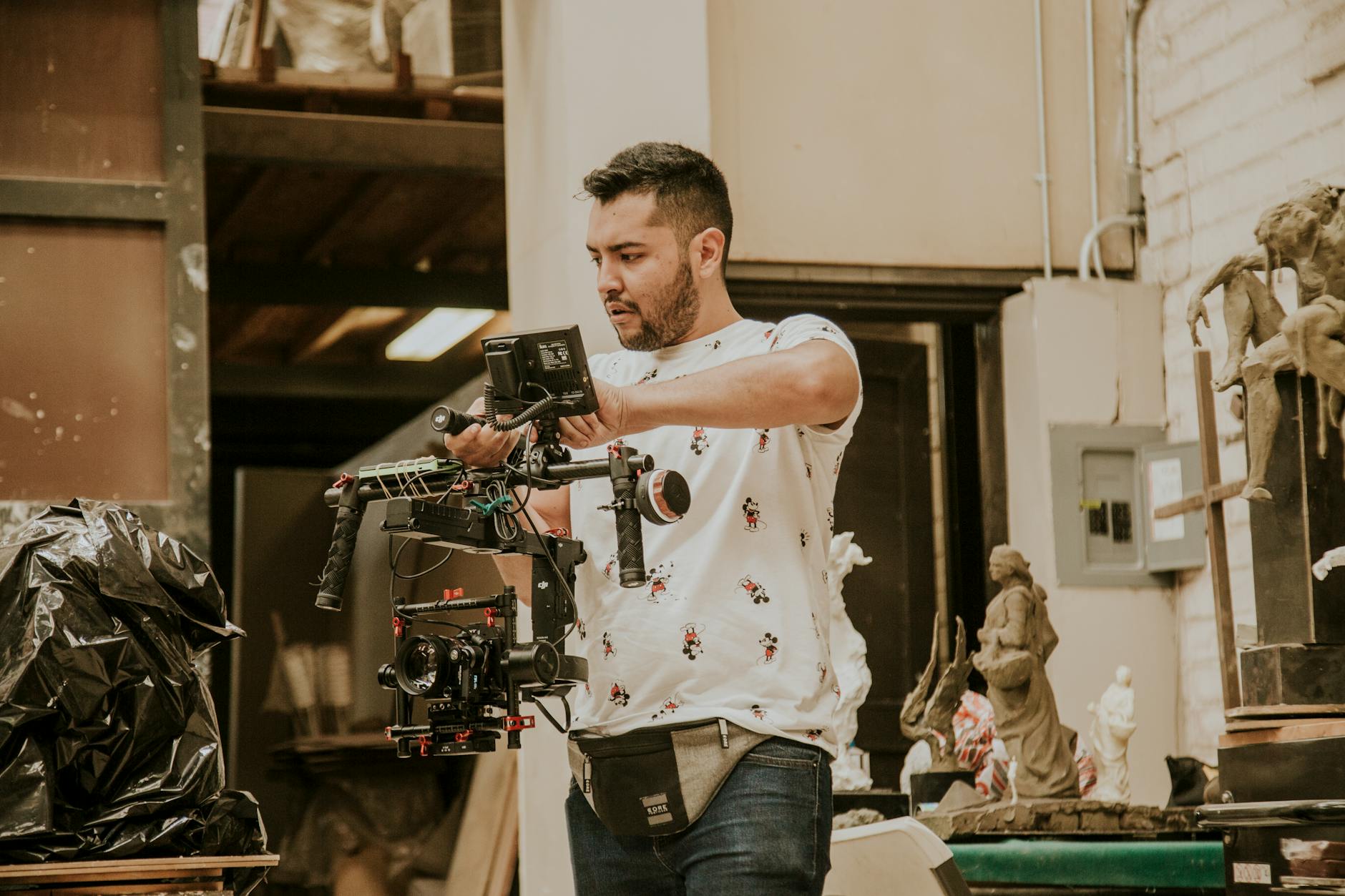 Filmowiec nagrywa ujęcia w studiu przy użyciu profesjonalnej kamery