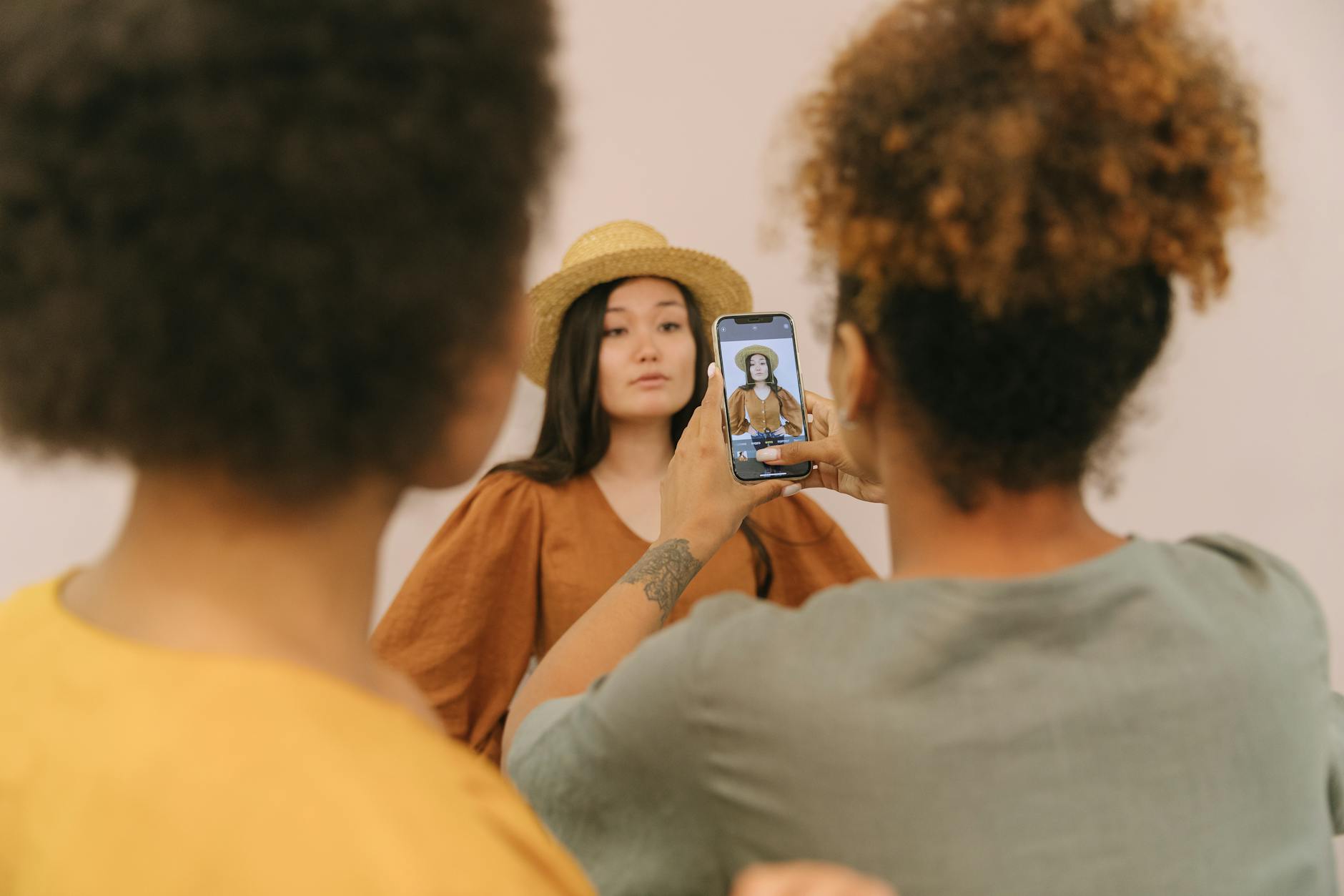 Modelka pozująca w domowym studio fotografowana smartfonem