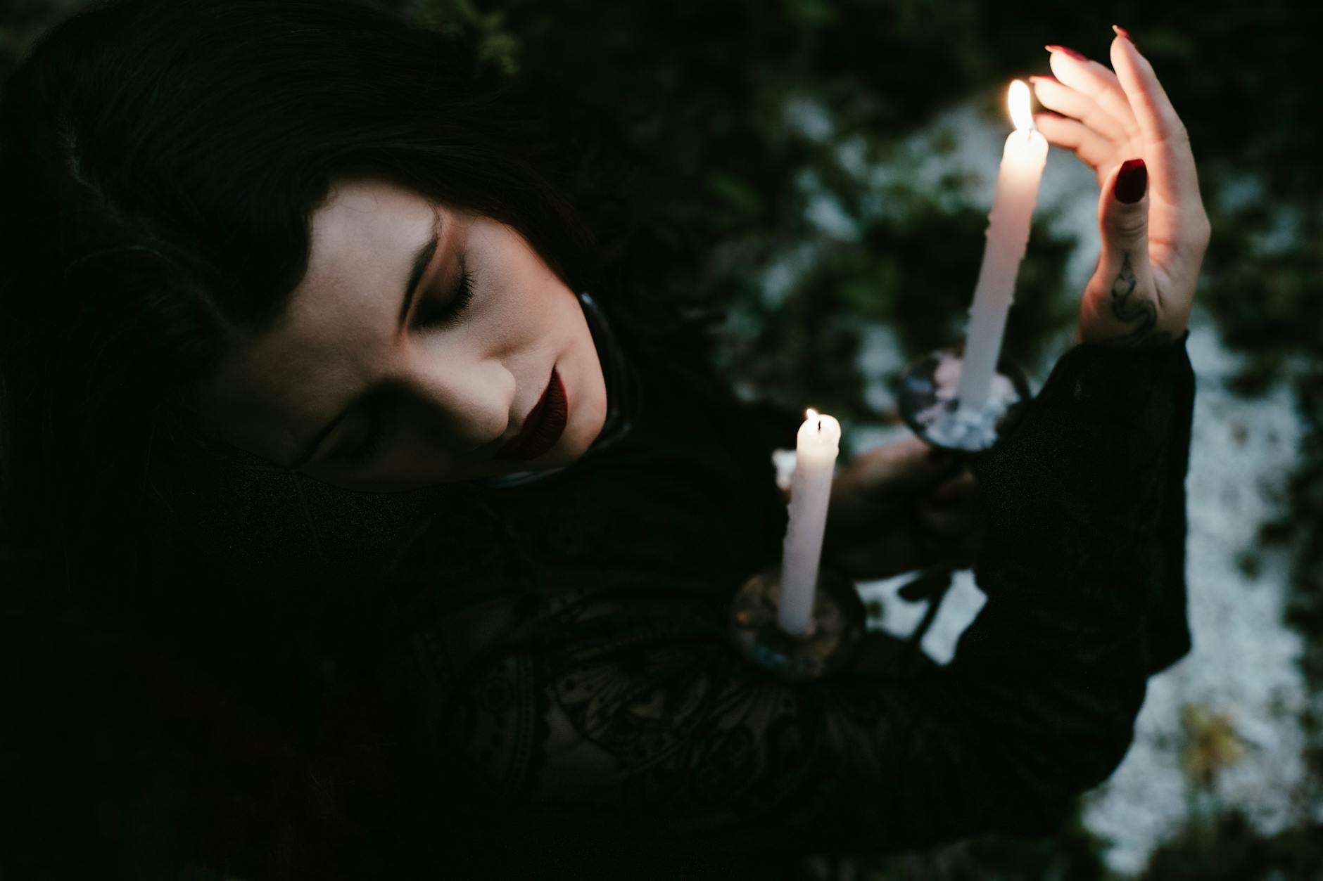 Stopy trzymające delikatne kwiaty na jasnym tle