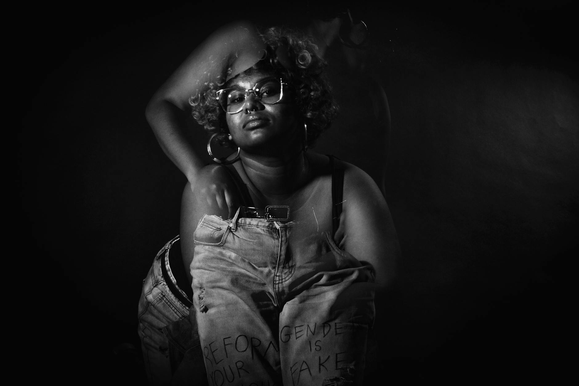 Czarno-biały portret w studio ukazujący wyraz twarzy i osobowość modela