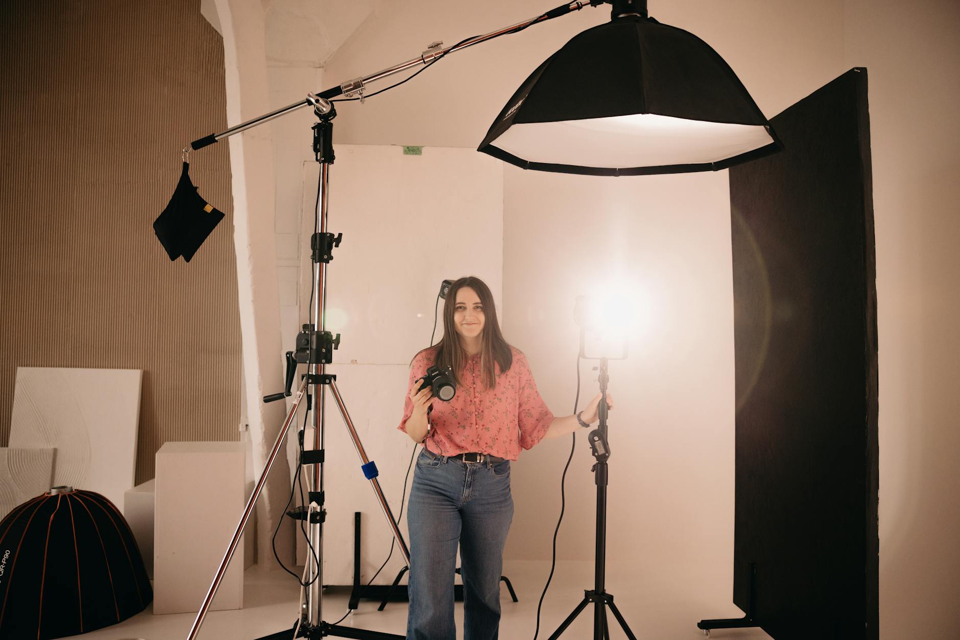 Fotografka z aparatem w dobrze oświetlonym studio portretowym