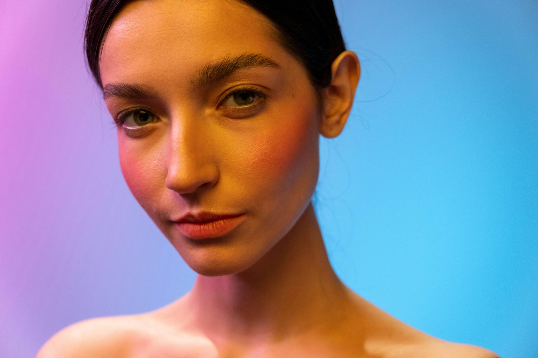 Kobieta w studio portretowym w neonowym świetle bez retuszu