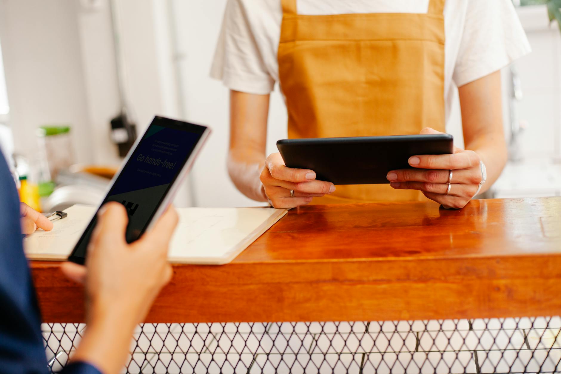 Kobiety w kawiarni korzystają ze smartfona i tabletu
