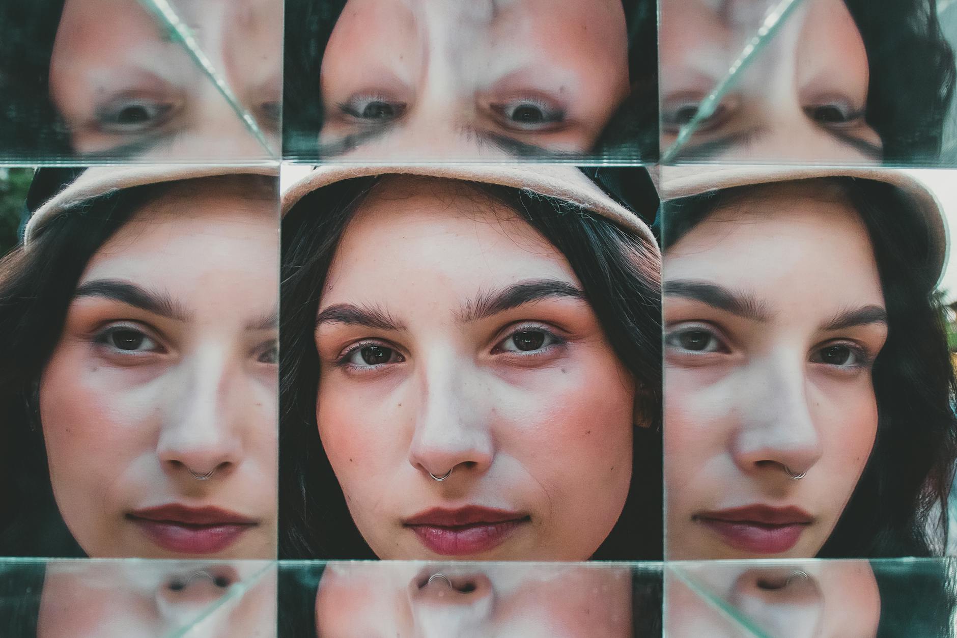 Portret kobiety z asymetrycznym odbiciem w lustrze