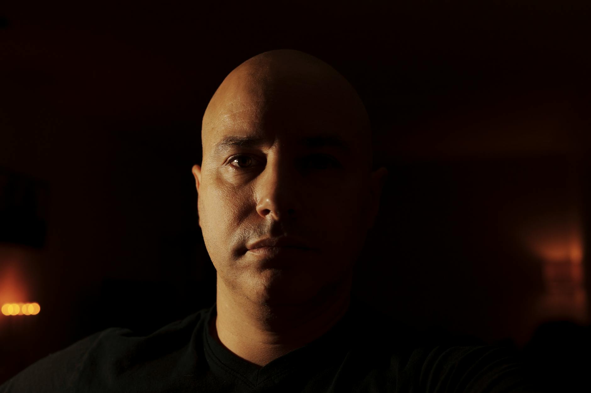 Portret w schemacie Rembrandta z połową twarzy pogrążoną w cieniu