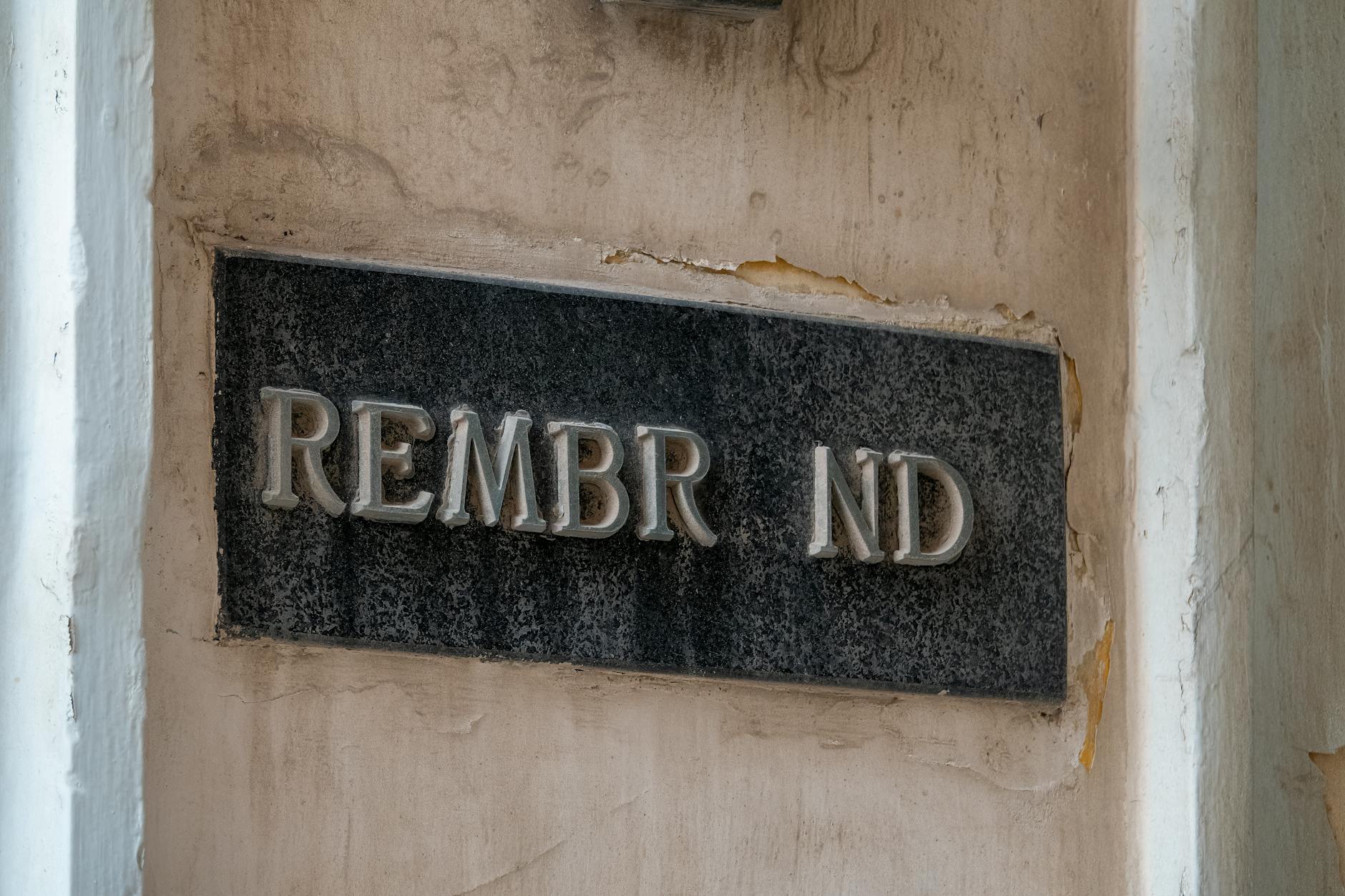 Zbliżenie starej kamiennej tablicy z zatartym napisem w Malcie