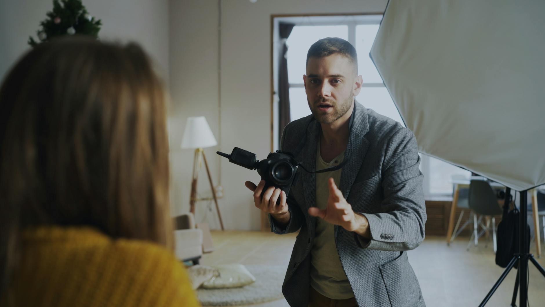 Checklist fotografa: komendy i ustawienia, które ratują portret w każdej sytuacji Fotograf daje wskazówki modelce w studiu z profesjonalnym oświetleniem
