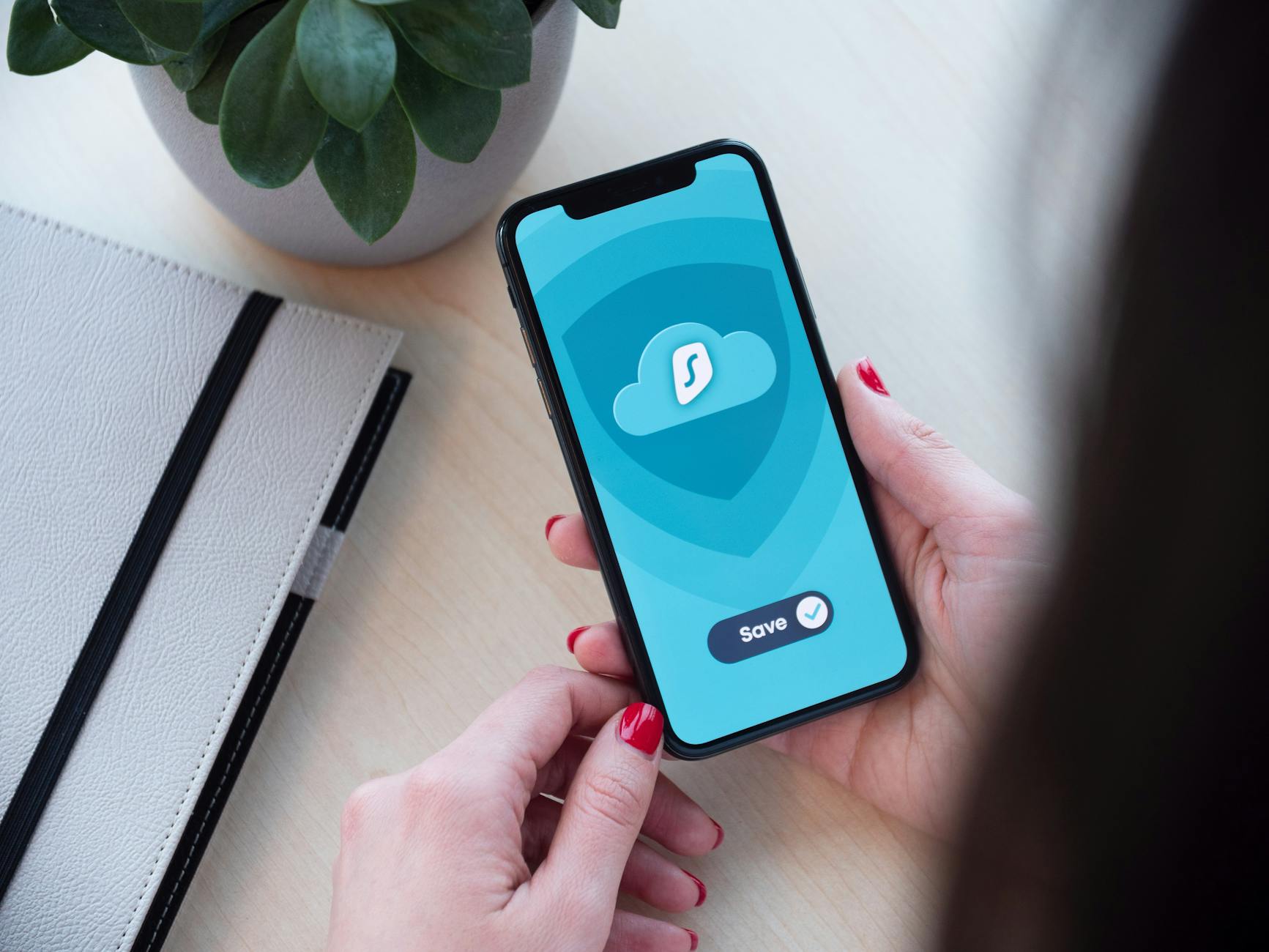 Kobieta sprawdza zaszyfrowane dane w aplikacji mobilnej na smartfonie
