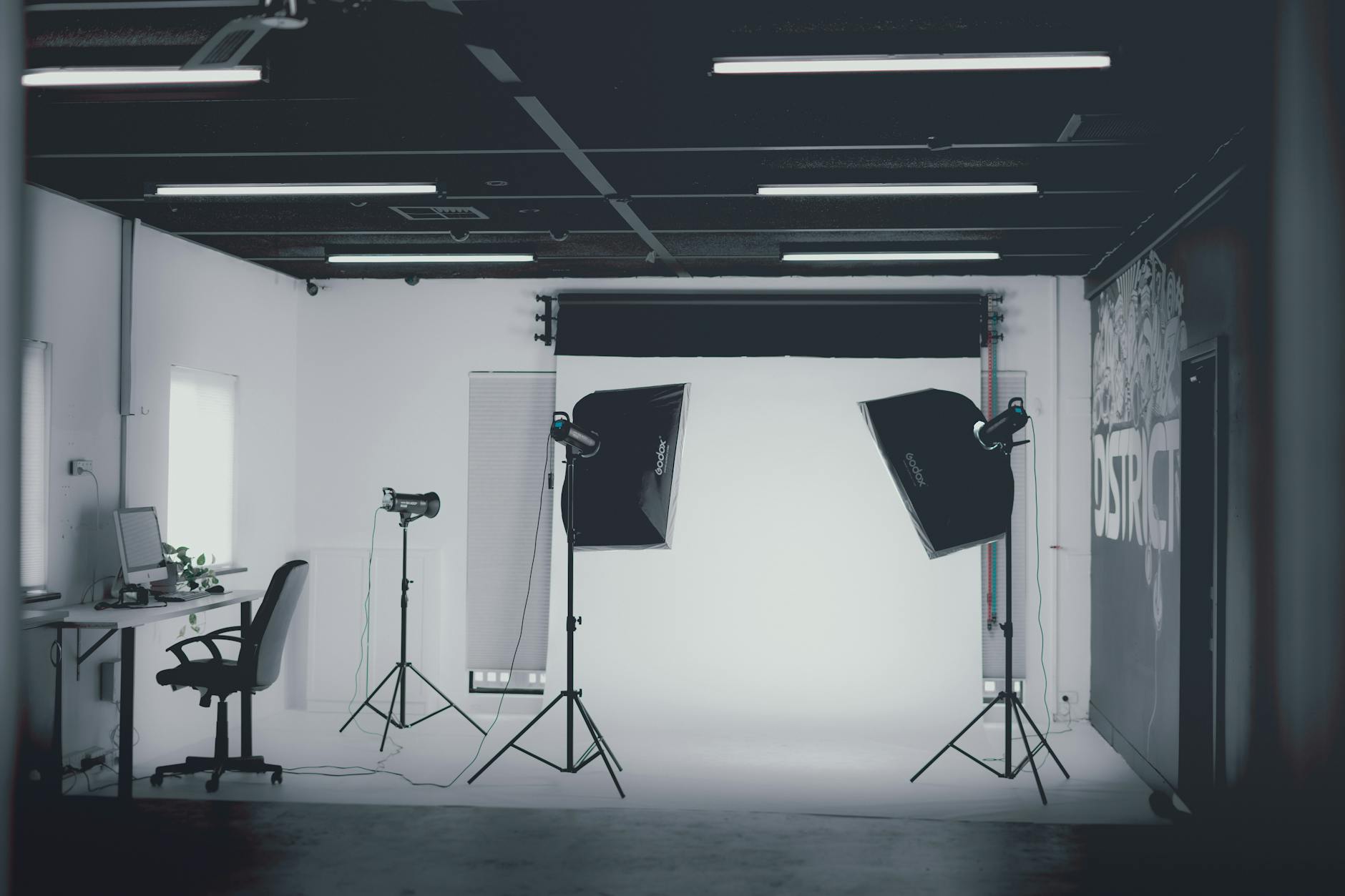 Nowoczesne studio fotograficzne z szarym tłem i oświetleniem softbox