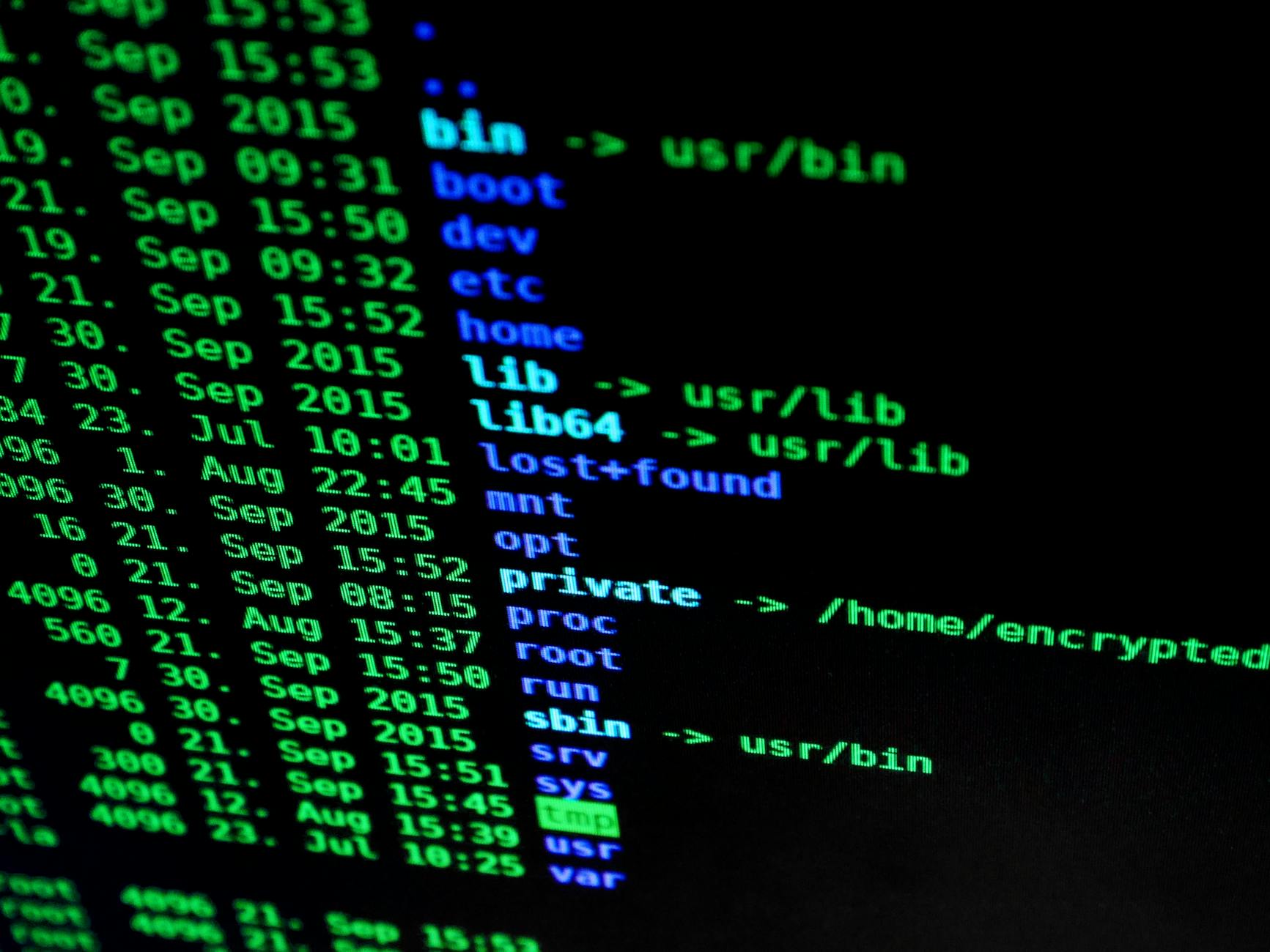 Zbliżenie ekranu komputera z kolorowymi hasłami o cyberbezpieczeństwie