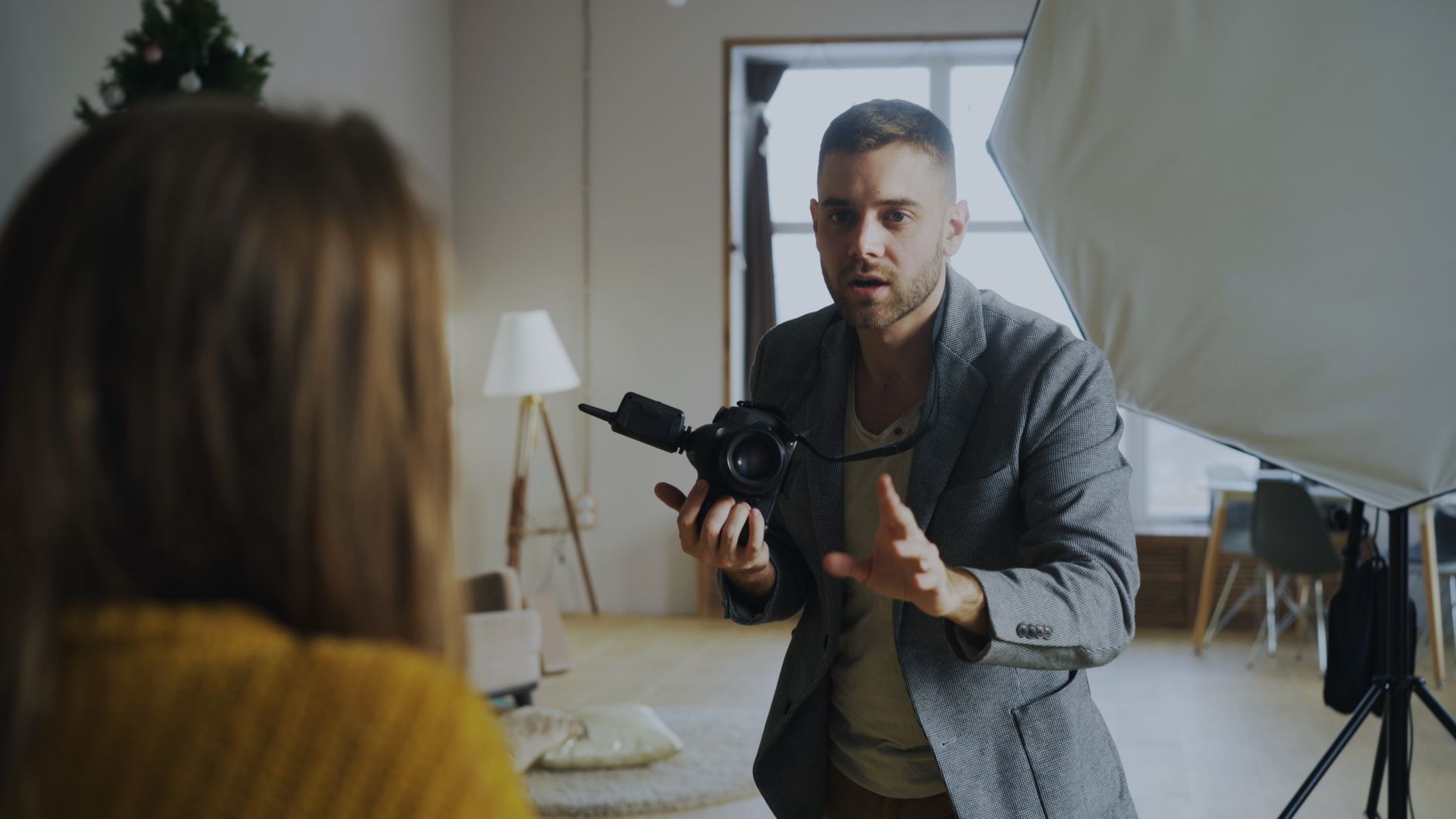 Fotograf instruuje modelkę w studiu z profesjonalnym oświetleniem Fotograf instruuje modelkę w studiu z profesjonalnym oświetleniem