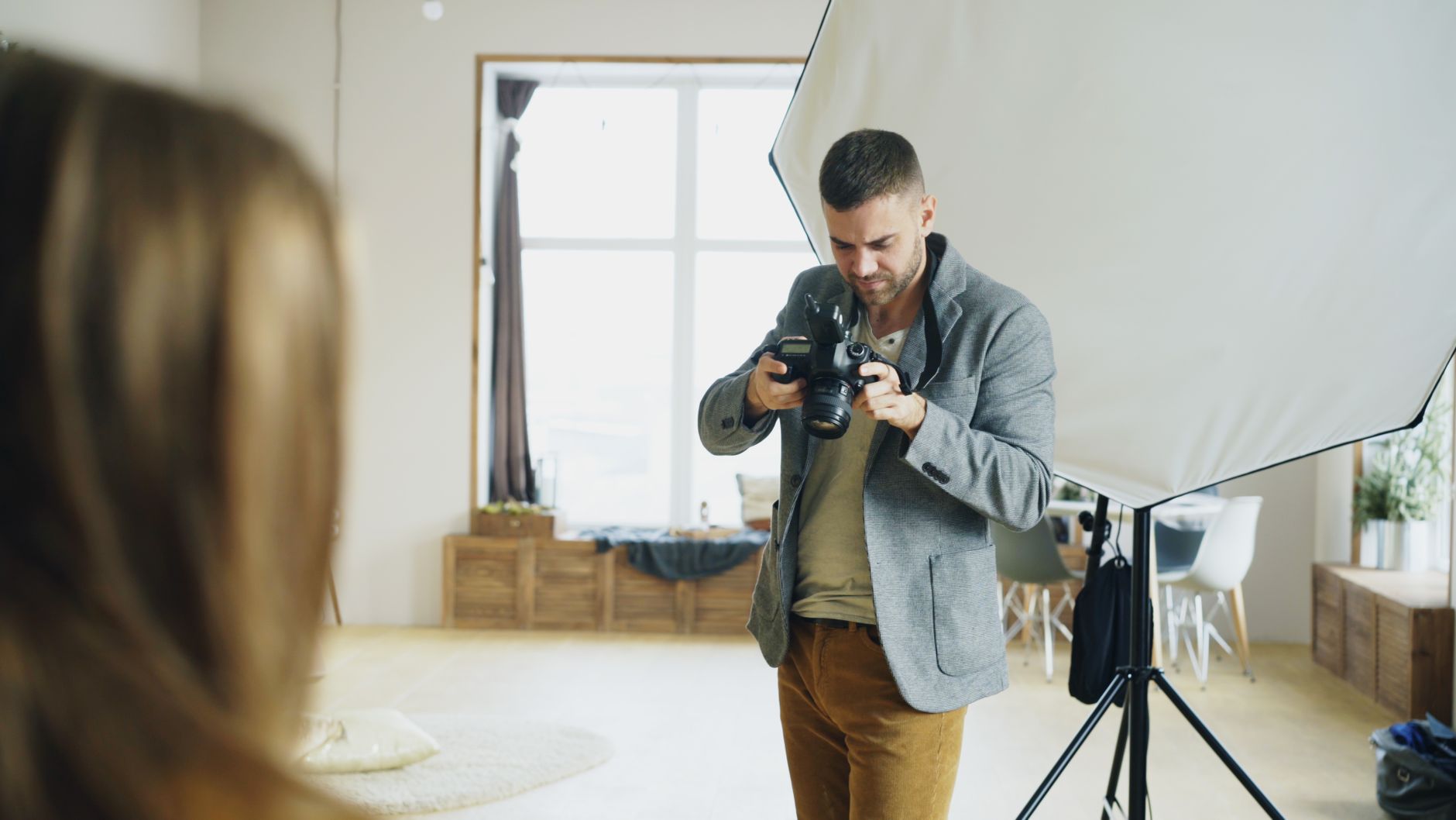 Fotograf w studiu sprawdza ujęcie na aparacie