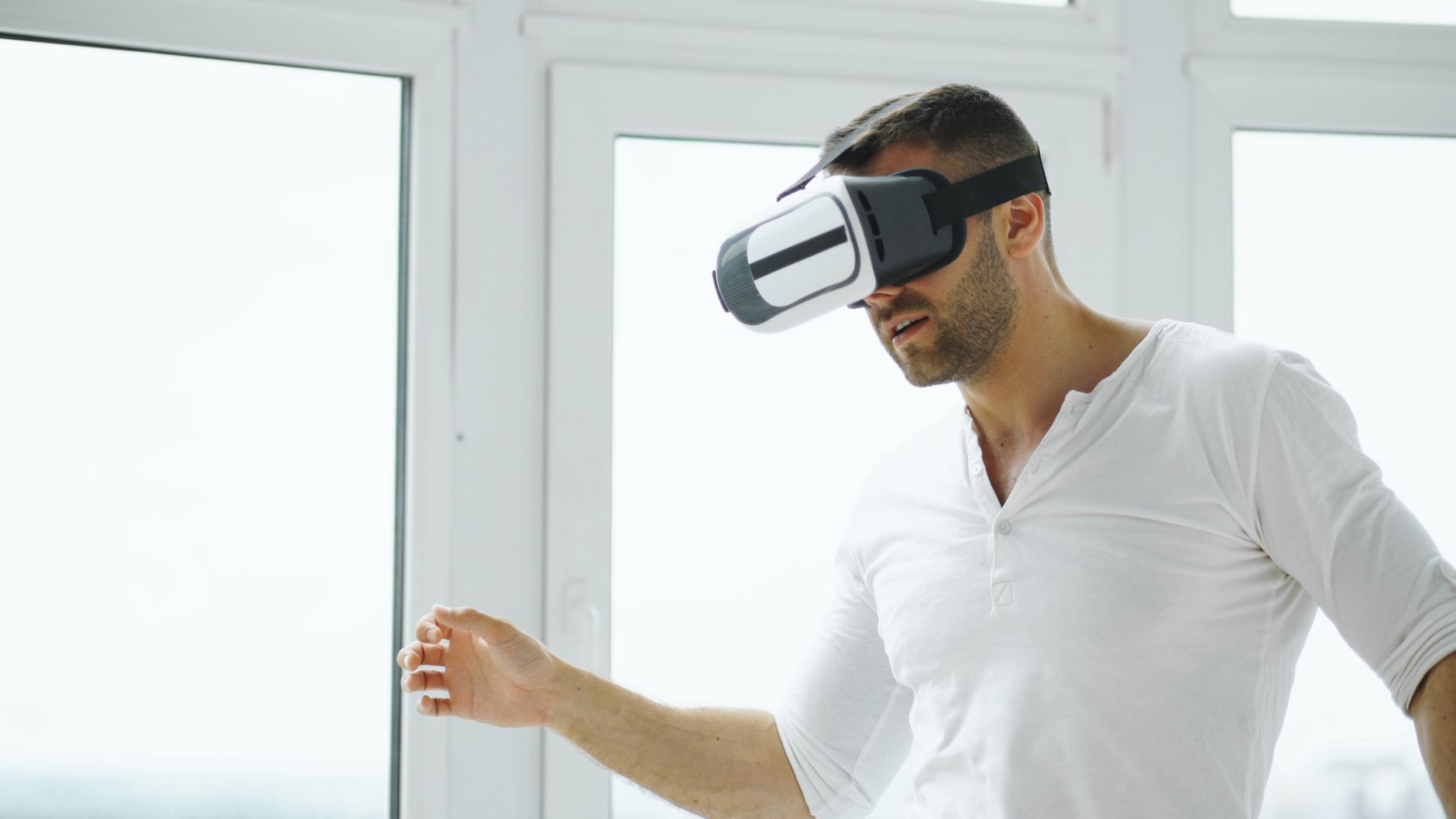 Mężczyzna w goglach VR testuje wirtualne środowisko magazynu