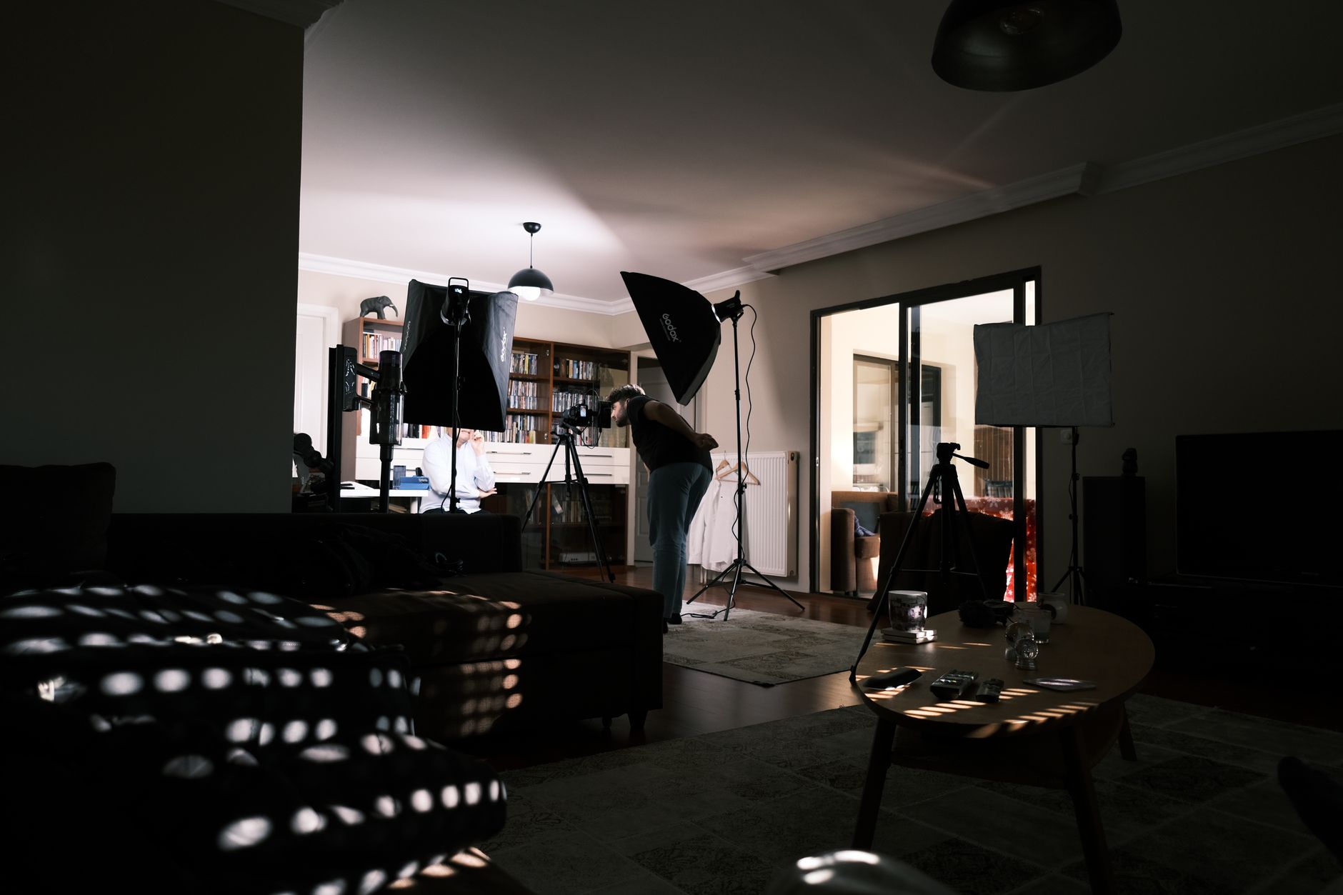 Przytulne domowe studio z lampami do sesji portretowej klienta