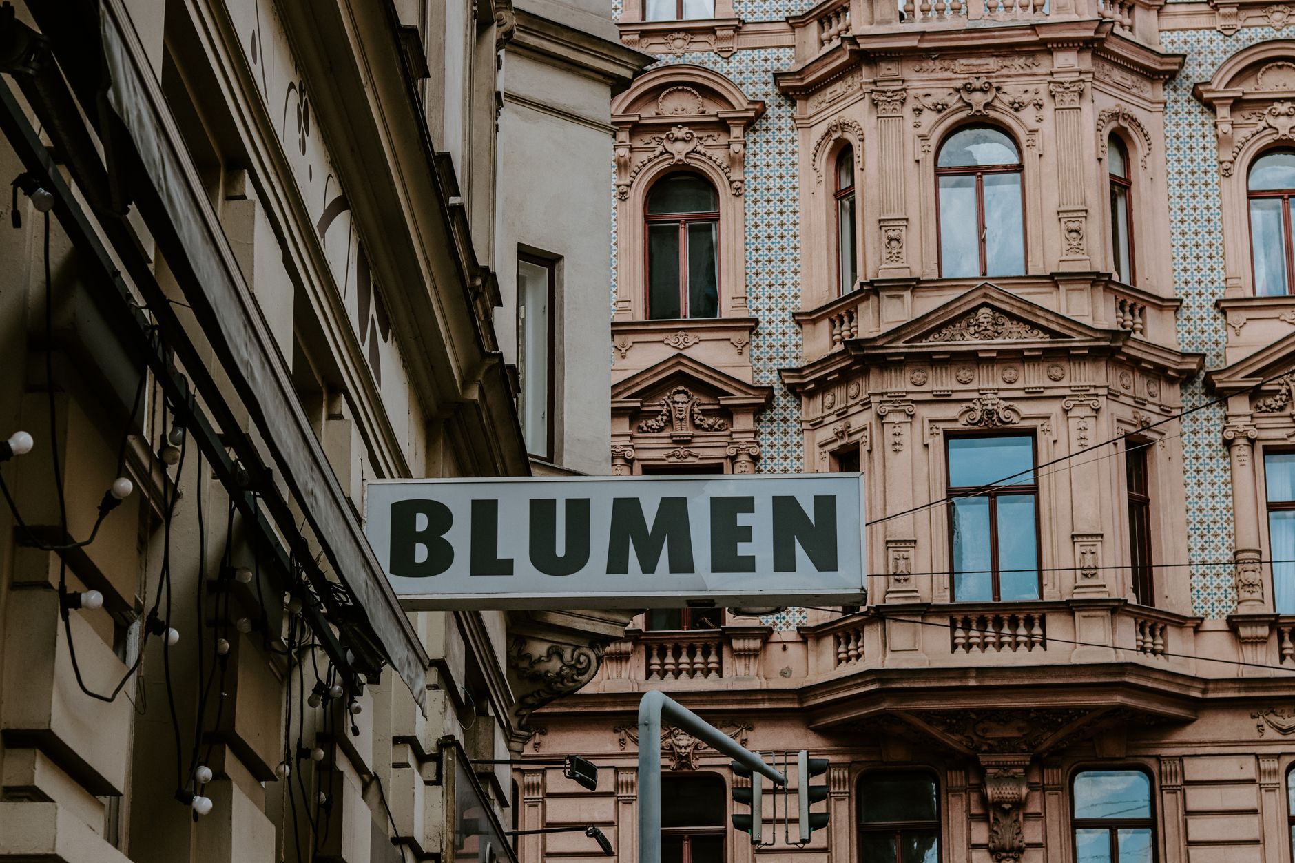 Zabytkowa kamienica z szyldem Blumen na elewacji w śródmieściu