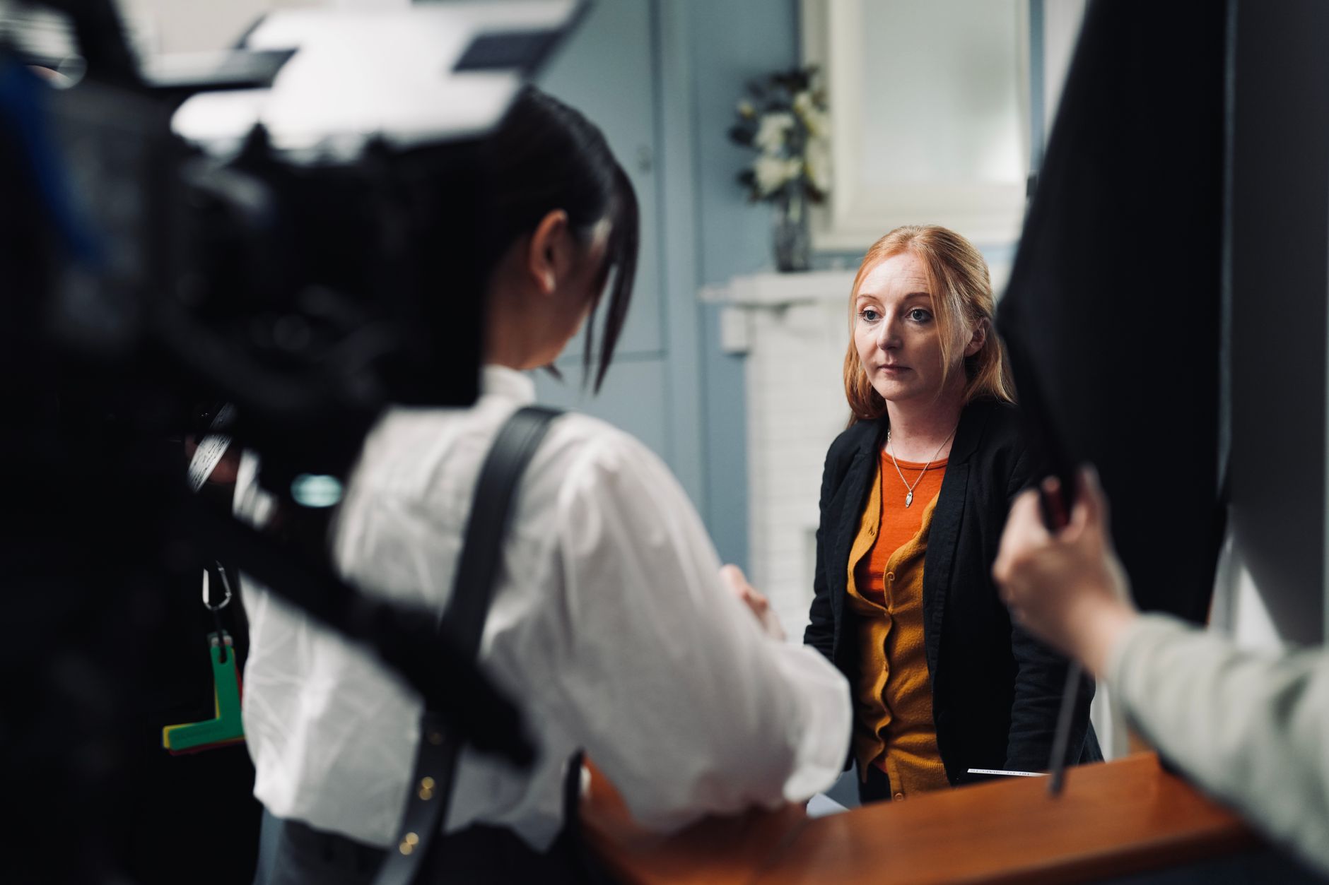 Fotograf rozmawia z modelką podczas sesji modowej w plenerze Fotograf rozmawia z modelką podczas sesji modowej w plenerze