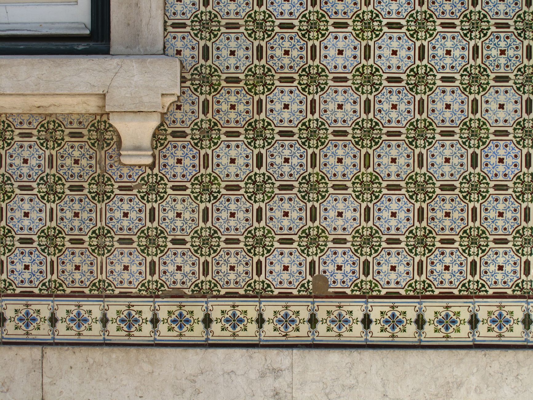 Ściana z portugalskimi azulejos w Lizbonie z tradycyjnymi wzorami