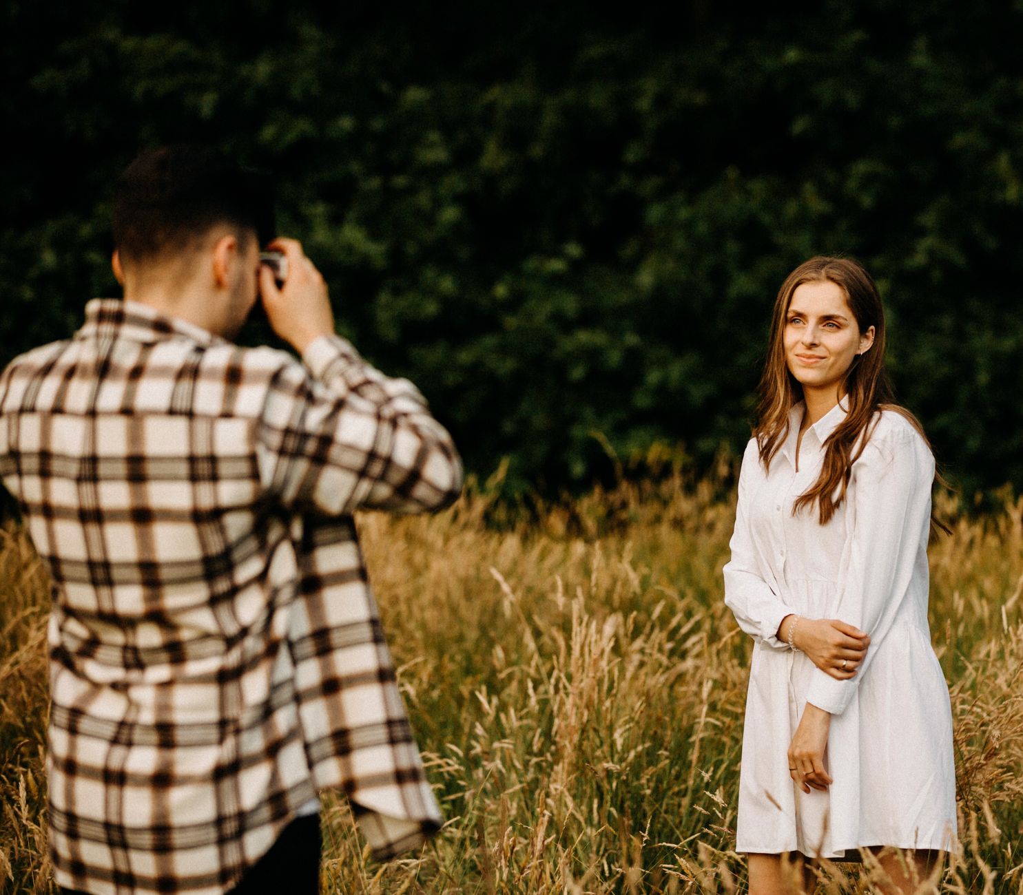 Fotograf robi zdjęcie kobiecie w letnim, słonecznym plenerze Fotograf robi zdjęcie kobiecie w letnim, słonecznym plenerze